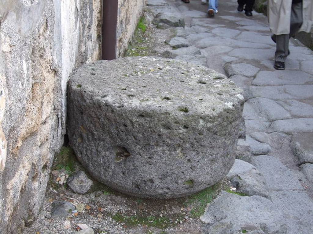 Vicolo del Lupanare. December 2006. Round stone on pavement. 