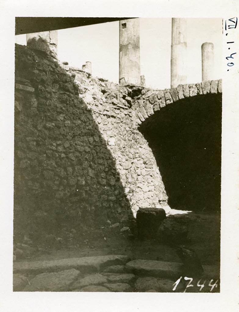 VII.1.43 Pompeii but shown on photo as VII.1.40. Pre-1937-39. Looking east along lower north wall below peristyle.
Photo courtesy of American Academy in Rome, Photographic Archive. Warsher collection no. 1744.

