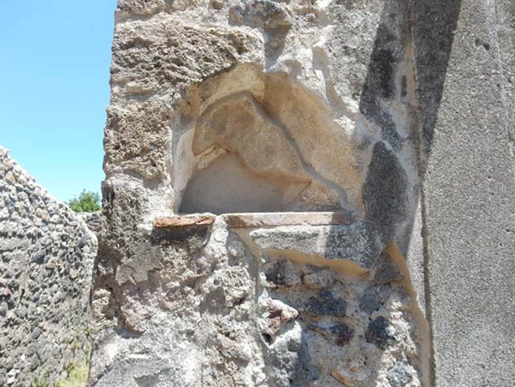 VII.1.47 Pompeii. May 2017. Looking east at niche on south side of doorway into room on north-east side of peristyle 19.
Photo courtesy of Buzz Ferebee.

