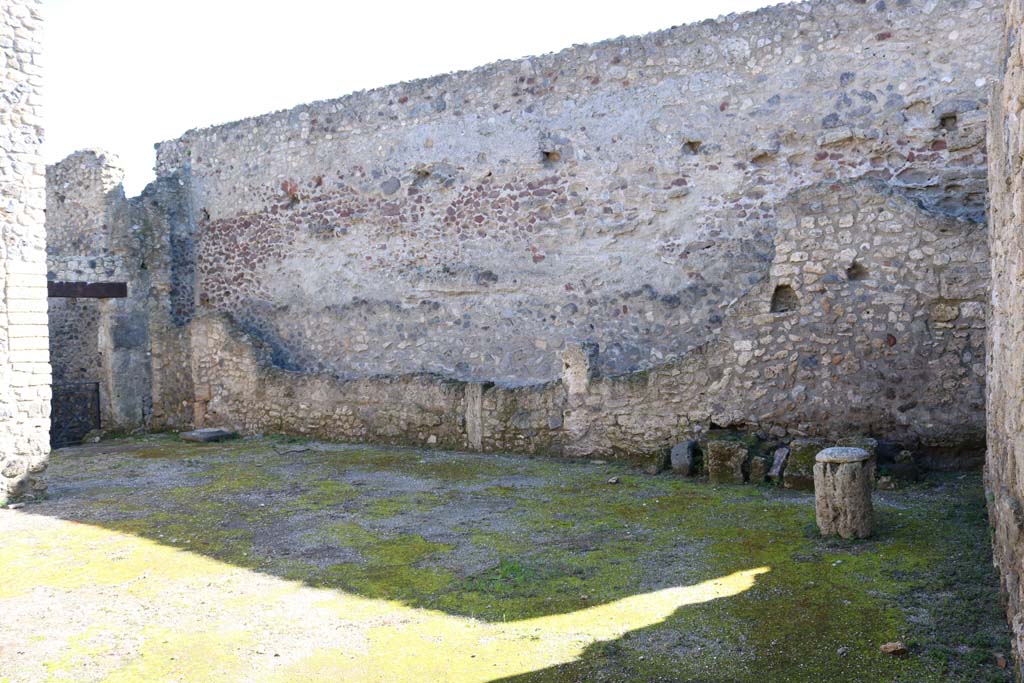 VII.1.47, Pompeii. December 2020. 
Room 21, looking towards low south wall. Behind the low wall is a narrow passage, which may be part of the Stabian Baths.
Photo courtesy of Aude Durand.
