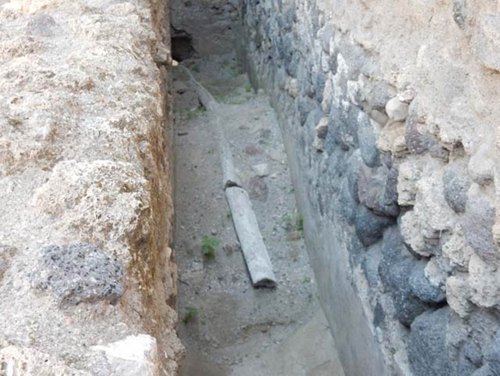 VII.1.47 Pompeii. May 2017. 
Lead pipe in narrow passage at side of room 21, probably part of VII.1.17. Photo courtesy of Buzz Ferebee.
For further information on this lead pipe, see “La canalizzazione nelle “Terme Stabiane”, in Notizie degli Scavi, 1931, pages 564-575.




