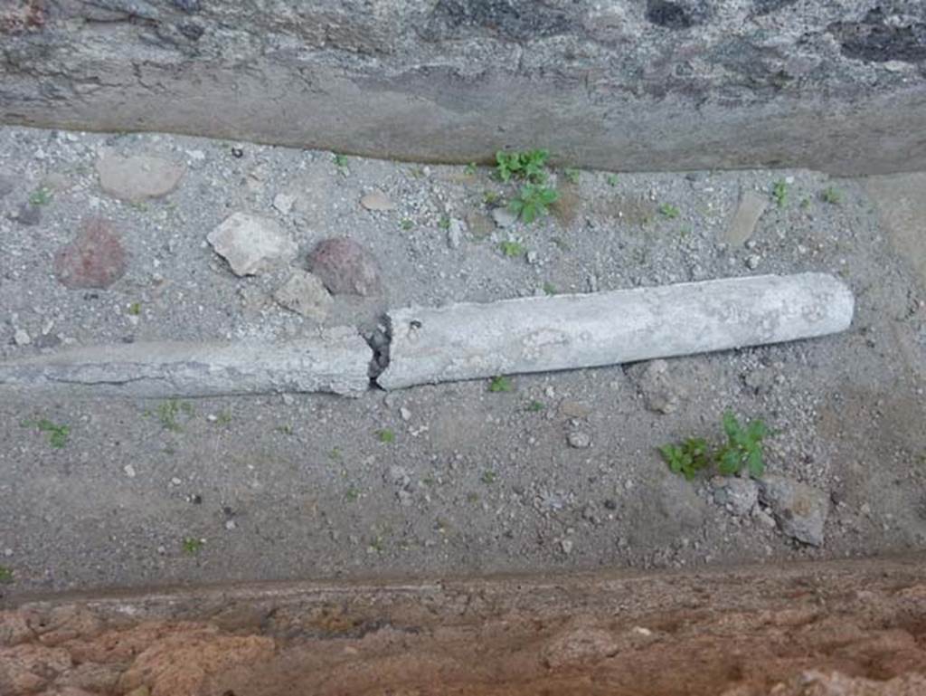 VII.1.47 Pompeii. May 2017. Detail of lead pipe in narrow passage at side of room 21.
Photo courtesy of Buzz Ferebee.
