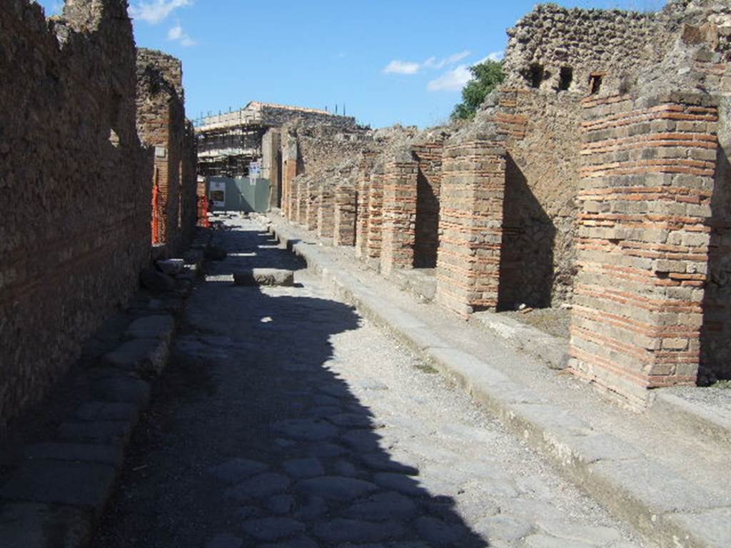 VII.14 Pompeii. September 2005.     Vicolo del Lupanare, looking north.          VII.1.62.