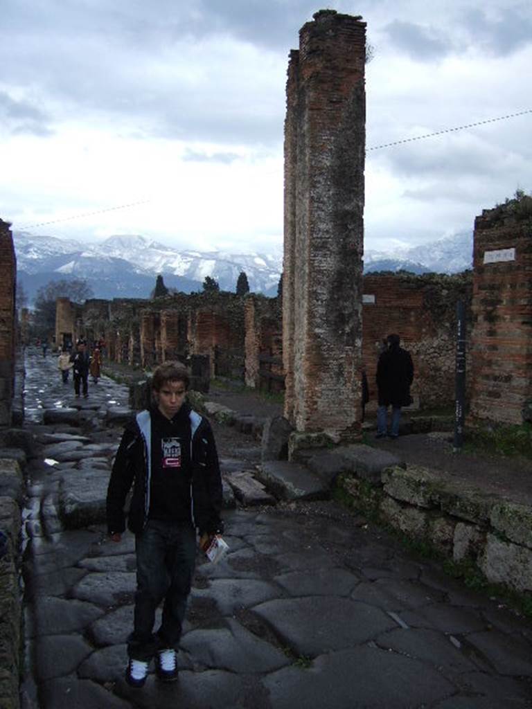 Pompeii. December 2005. Looking south on Via Stabiana past water tower at VII.2.1.