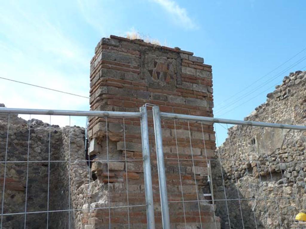 VII.2.2 Pompeii on right. September 2015. Pilaster between the two shops, during reconsolidation.

 
