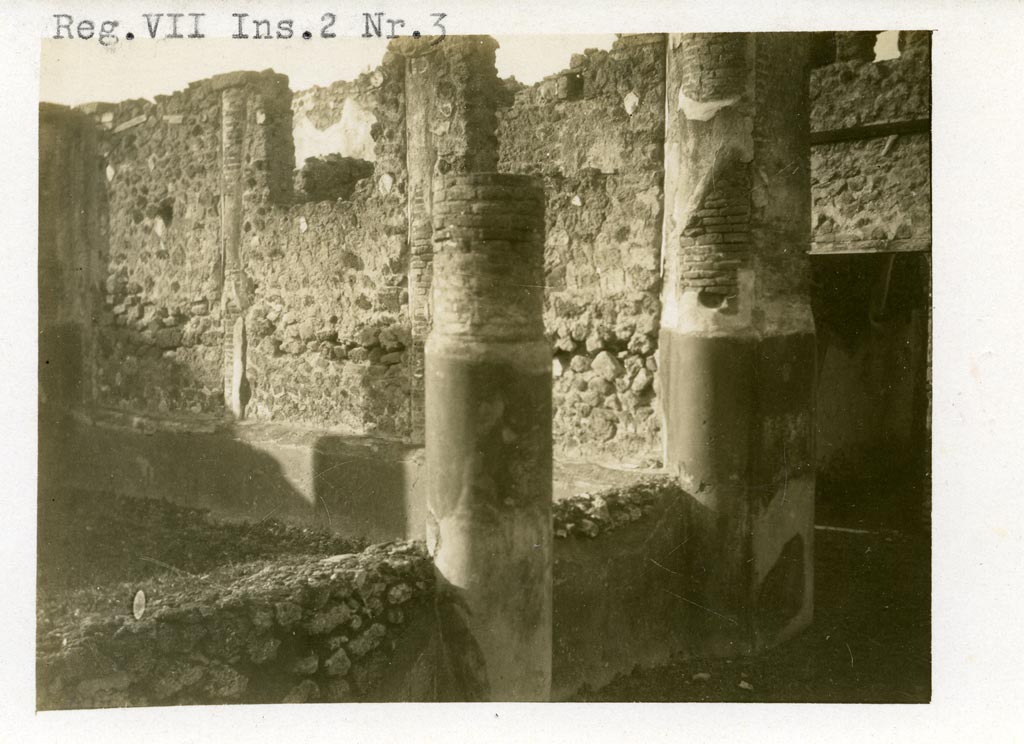 VII.2.3 Pompeii. Pre-1937-39. Looking along north side of peristyle from north-east corner.
Photo courtesy of American Academy in Rome, Photographic Archive. Warsher collection no. 978.
