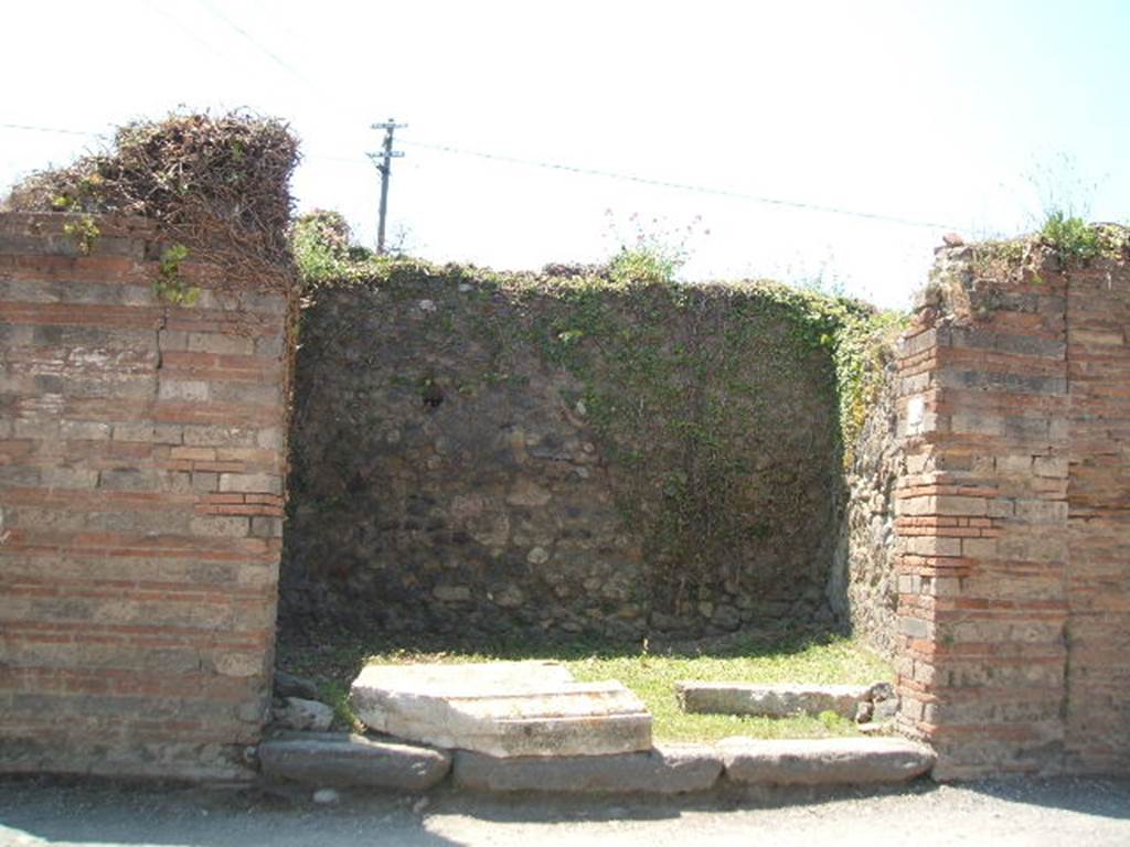 VII.2.5 Pompeii.  Shop.  May 2005.  Entrance.