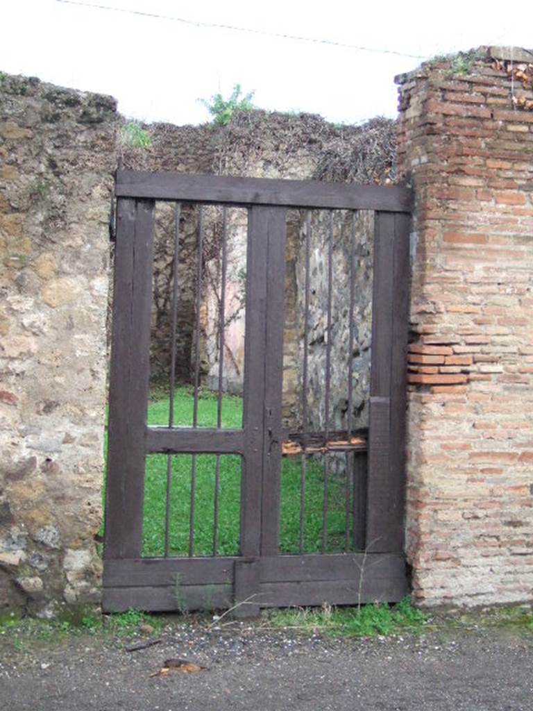 VII.2.6 Pompeii. December 2005. Entrance. The electoral recommendation painted to the right of the entrance doorway, attributed the house to
Terentius 
 Neo  (rog(at)     [CIL IV 871]
The full recommendation read – Cuspium Pansam aed(ilem)
                                                             Terentius
                                                              Neo  (rogat)    [CIL IV 871]
See Della Corte, M., 1965.  Case ed Abitanti di Pompei. Napoli: Fausto Fiorentino. (p. 159)

