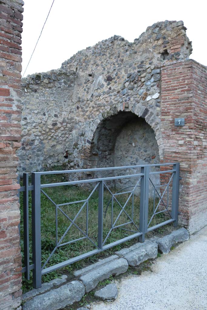 VII.2.7, Pompeii December 2018.
Looking towards entrance doorway and arched niche in north wall. Photo courtesy of Aude Durand.