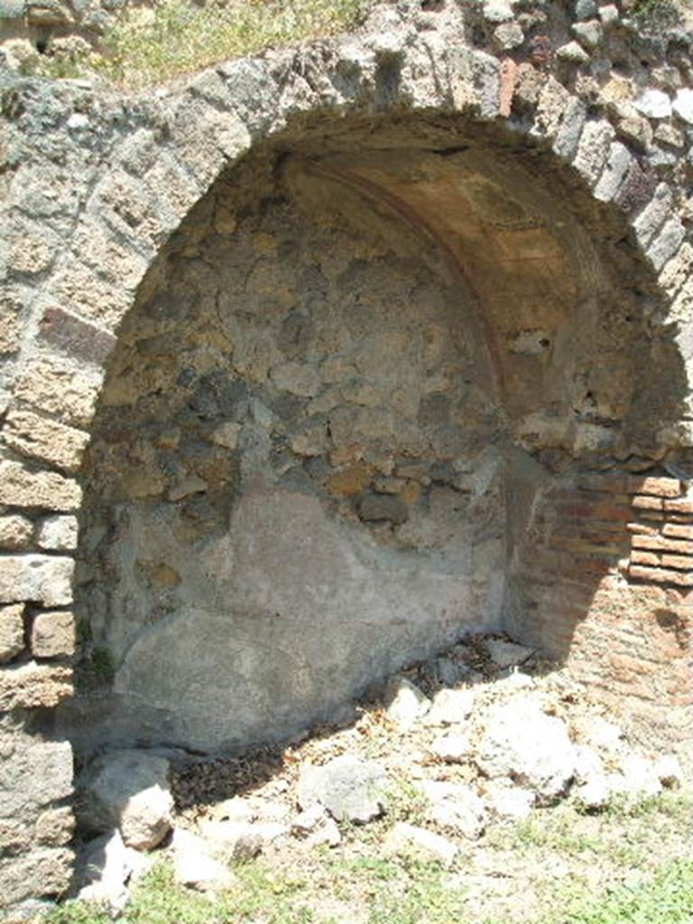 VII.2.7 Pompeii. Shop. May 2005. Arched niche under masonry staircase on north wall.