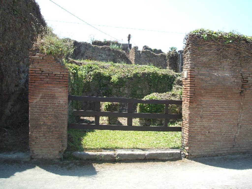 VII.2.9 Pompeii.  Small shop.  May 2005.  Entrance.