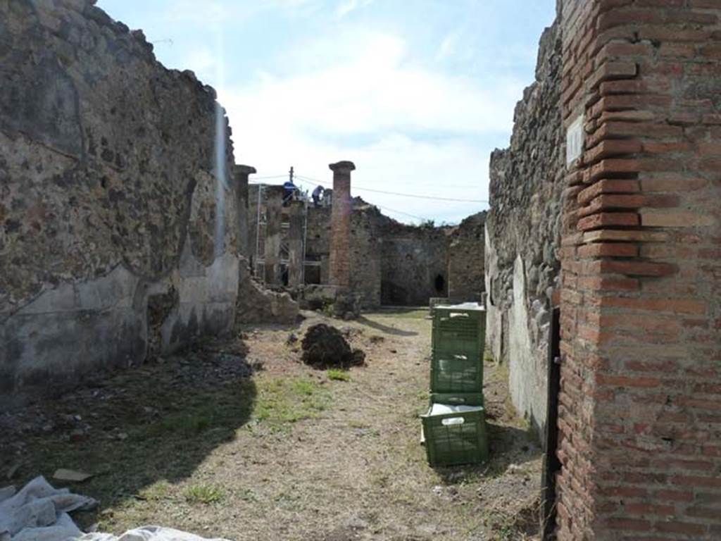 VII.2.11 Pompeii. September 2015. Looking west from north side of entrance doorway.