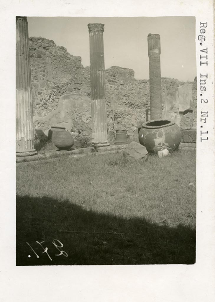 VII.2.11 Pompeii. Pre-1937-39. Looking north-east across peristyle.
Photo courtesy of American Academy in Rome, Photographic Archive. Warsher collection no. 271.
