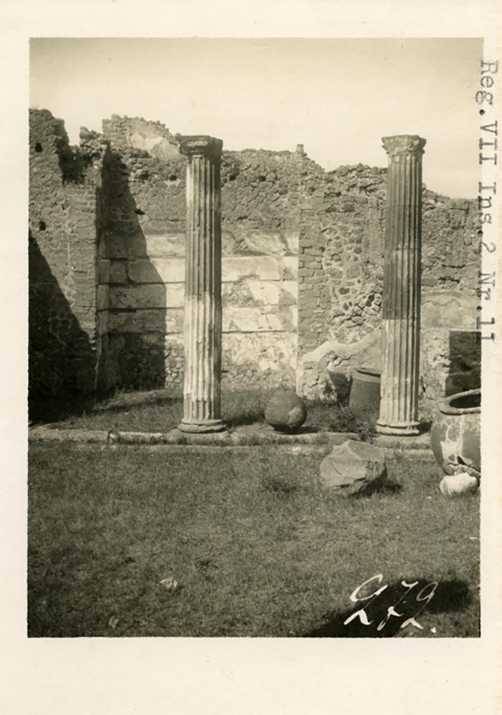 VII.2.11 Pompeii. Pre-1937-39. Looking north across peristyle.
Photo courtesy of American Academy in Rome, Photographic Archive. Warsher collection no. 272.
