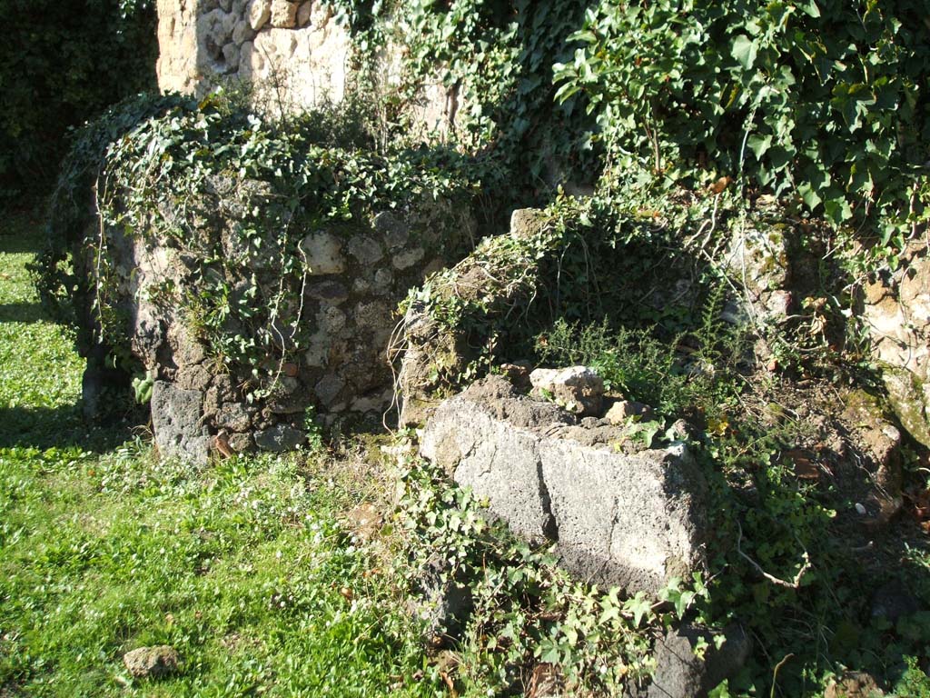 VII.2.11 Pompeii. December 2004. Remains of masonry in south-east corner of peristyle.  