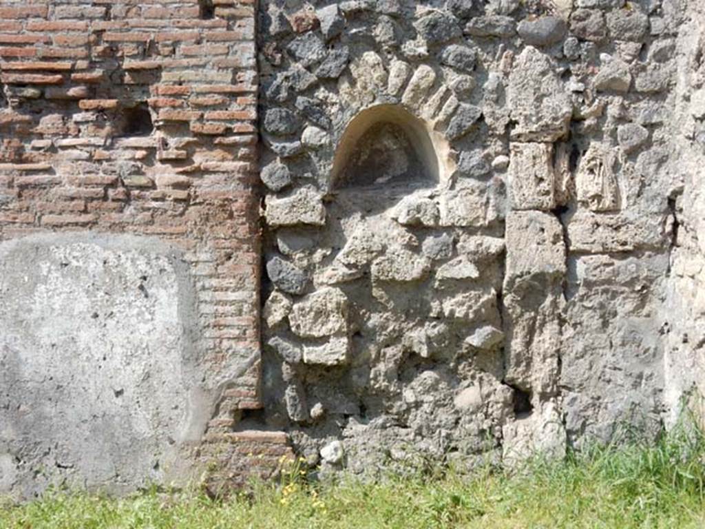 VII.2.12 Pompeii. May 2015. West wall with niche. Photo courtesy of Buzz Ferebee.