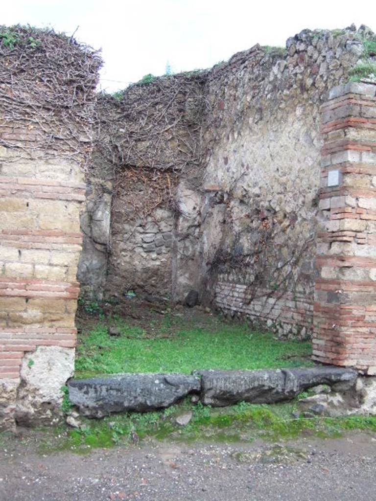 VII.2.13 Pompeii.  Shop with dwelling.  December 2005.  Entrance.