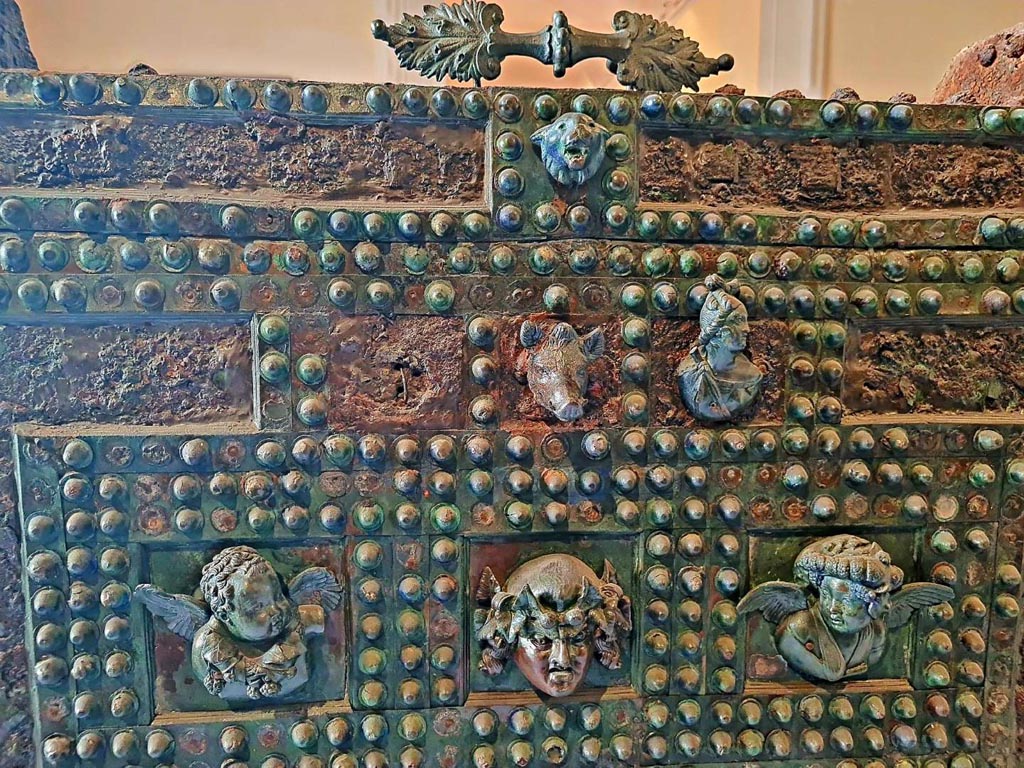 VII.2.18 Pompeii. October 2023. Arca/strong box, detail from upper front of box. Photo courtesy of Giuseppe Ciaramella. 