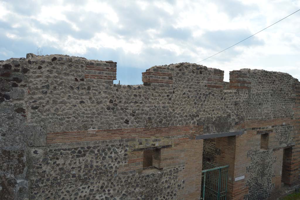 VII.2.18 Pompeii. October 2017. Upper floor above entrance doorway on south side of Vicolo del Panettiere.
Foto Taylor Lauritsen, ERC Grant 681269 DÉCOR.
