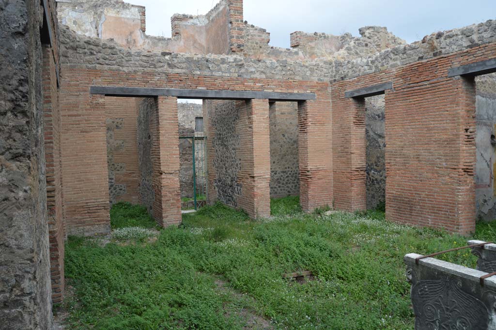 VII.2.18 Pompeii. October 2017. Looking north-east across atrium towards entrance doorway, in centre.
Foto Taylor Lauritsen, ERC Grant 681269 DÉCOR.
