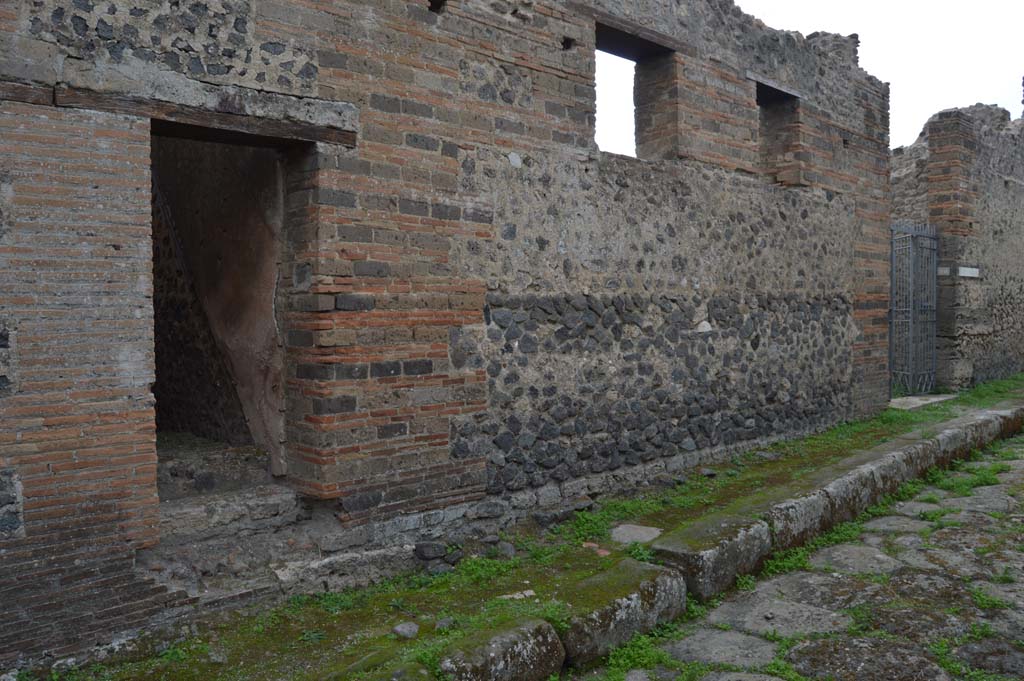 VII.2.19 Pompeii, on left. October 2017. Looking west along Vicolo del Panettiere, with entrance doorway at VII.2.20, on right.
Foto Taylor Lauritsen, ERC Grant 681269 DÉCOR.
