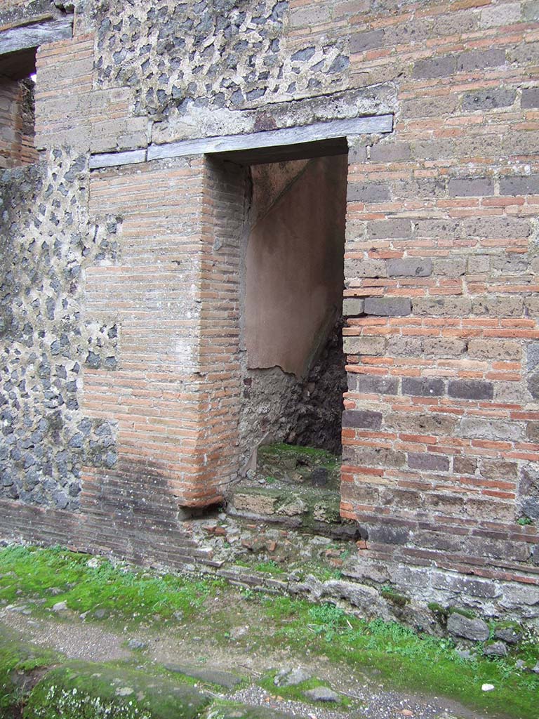 VII.2.19 Pompeii. December 2005. Entrance, looking towards east wall where line of stairs can be seen. 