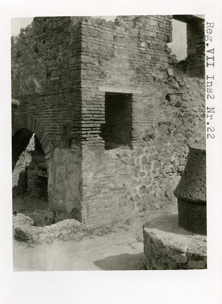 VII.2.22 Pompeii. Pre-1937-39. Looking north towards south side of oven.
Photo courtesy of American Academy in Rome, Photographic Archive. Warsher collection no. 246.
