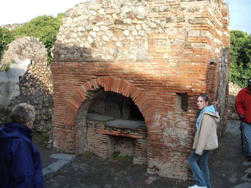 VII.2.22 Pompeii. December 2004. Oven, looking east.