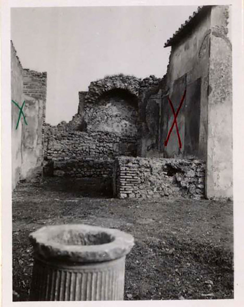 VII.2.23 Pompeii. Pre-1942. Looking east towards tablinum.
On the left (north) wall, the painting of the Punishment of Eros was found.
On the right (south) wall, the painting of Mars and Venus was found.
See Warscher, T. 1942. Catalogo illustrato degli affreschi del Museo Nazionale di Napoli. Sala LXXIX. Vol.1. Rome, Swedish Institute
