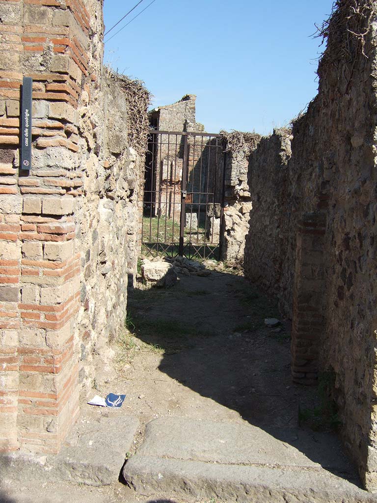 VII.2.25 Pompeii. September 2005. Entrance on Vicolo Storto. 
Looking east across vestibule into entrance corridor or fauces.
