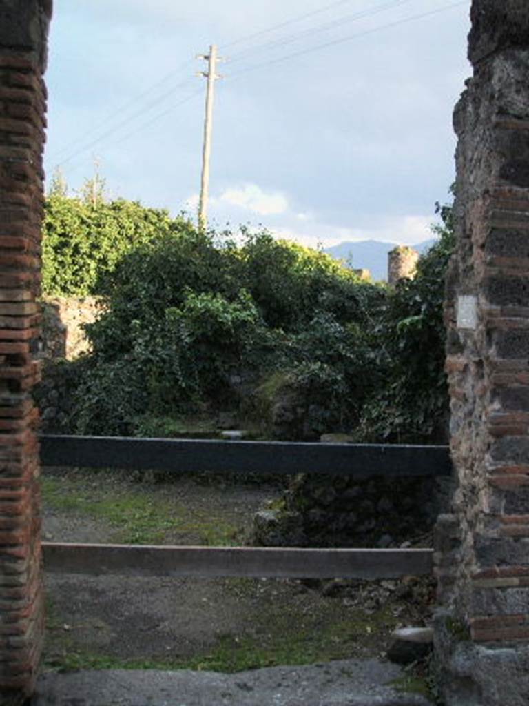 VII.2.27 Pompeii. December 2004. Entrance, looking east.