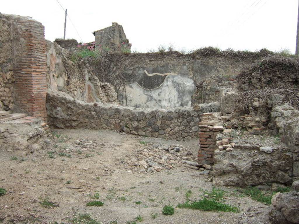 VII.2.27 Pompeii. May 2006. Looking east towards garden and triclinium of VII.2.35.