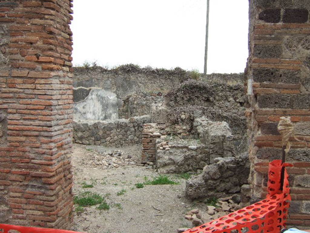 VII.2.27 Pompeii. May 2006. Entrance, looking east.