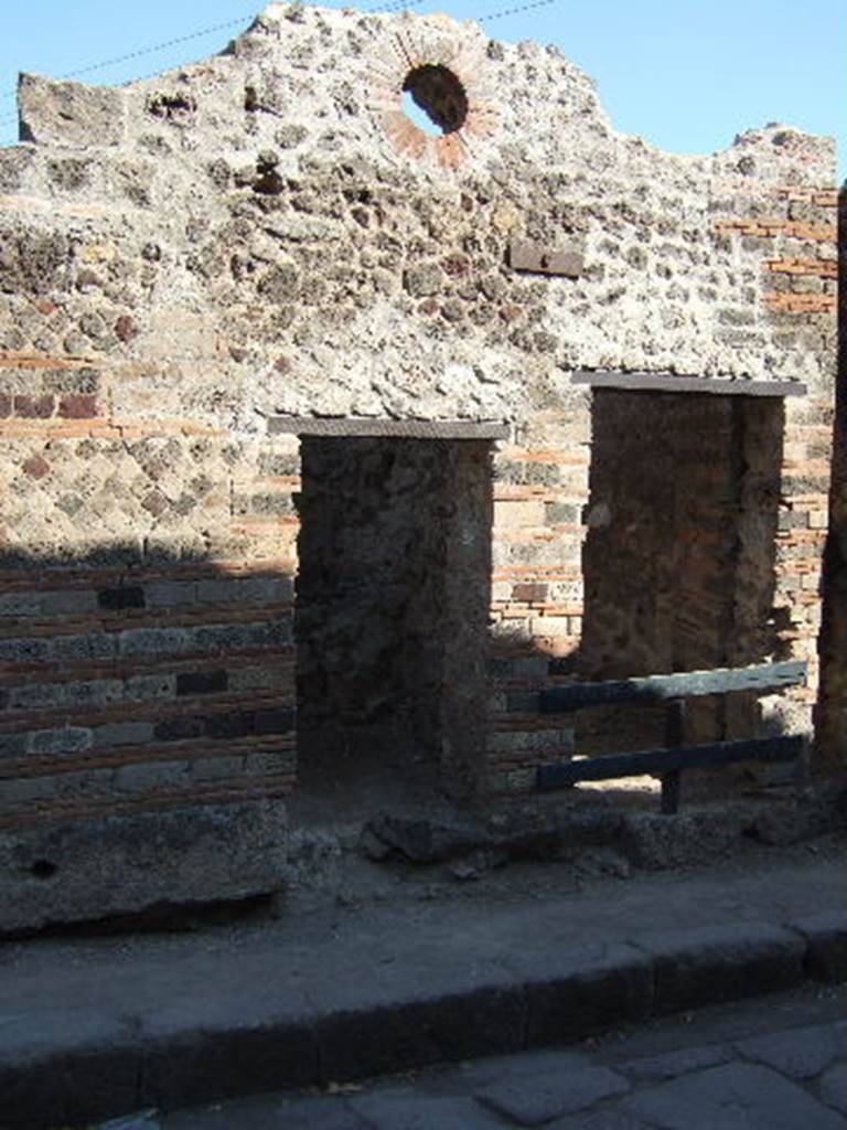 VII.2.28 and VII.2.29, Pompeii. September 2005. Two entrances. 