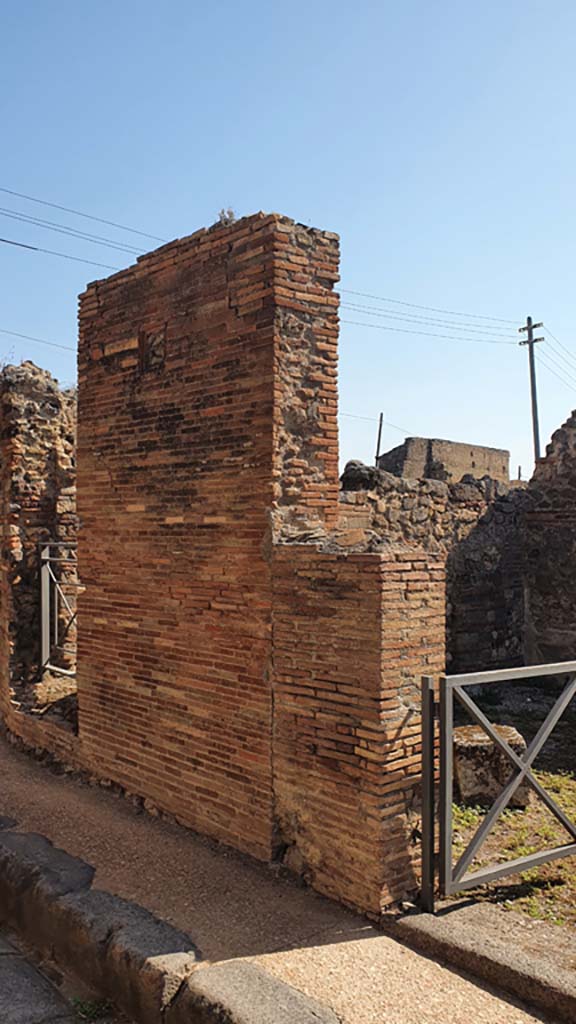 VII.2.32 Pompeii, on right. July 2021. Looking towards wall on north side of doorway. 
Foto Annette Haug, ERC Grant 681269 DÉCOR.

