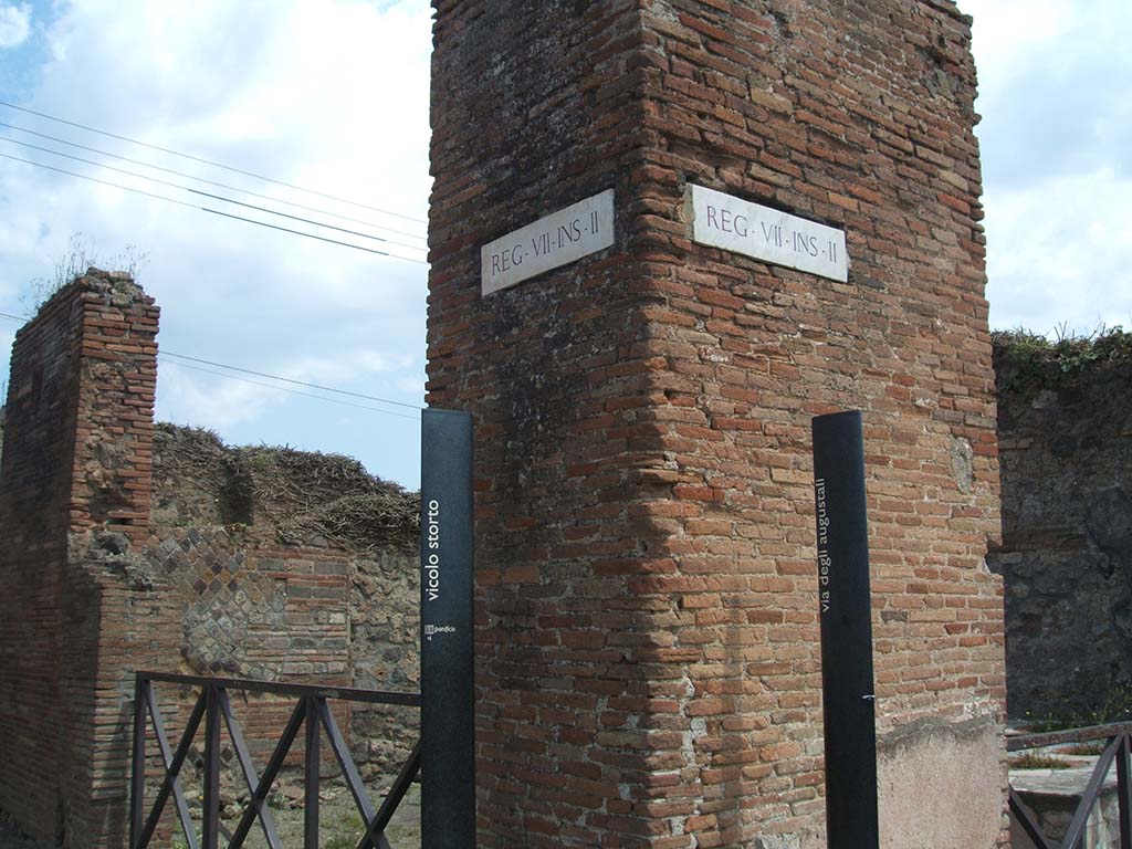 VII.2.32 Pompeii (left) and VII.2.33 (right). Corner pilaster between entrances. 