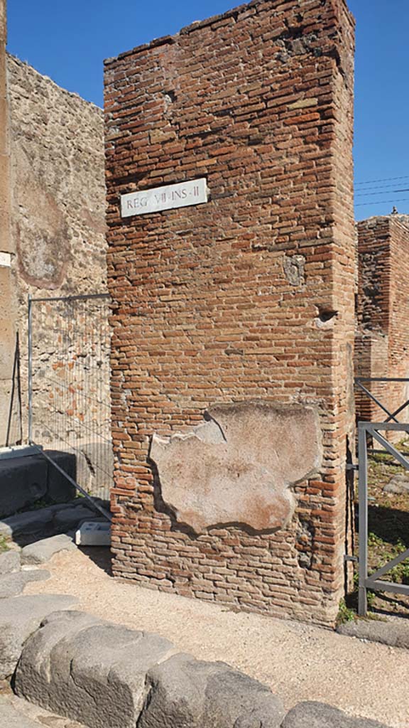 VII.2.33 Pompeii. July 2021. Looking north to entrance doorway on north side of Via degli Augustali.
Foto Annette Haug, ERC Grant 681269 DÉCOR.
