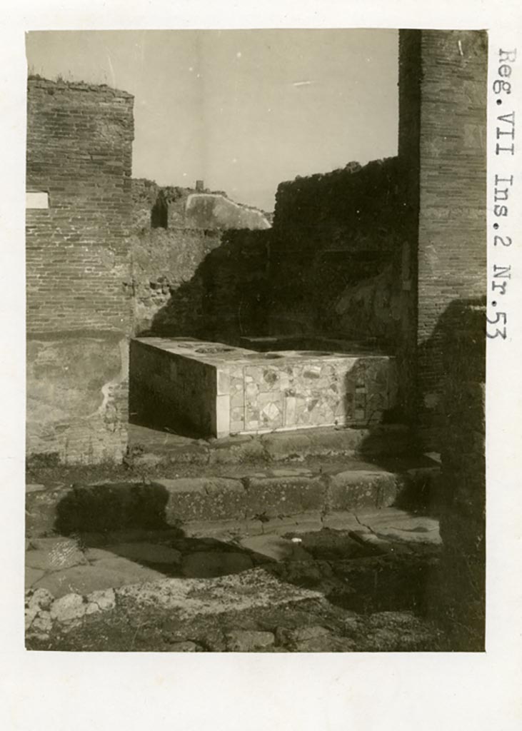 VII.2.33 Pompeii. July 2021. Looking north-east across counter with seven built in urns.
Foto Annette Haug, ERC Grant 681269 DÉCOR.
