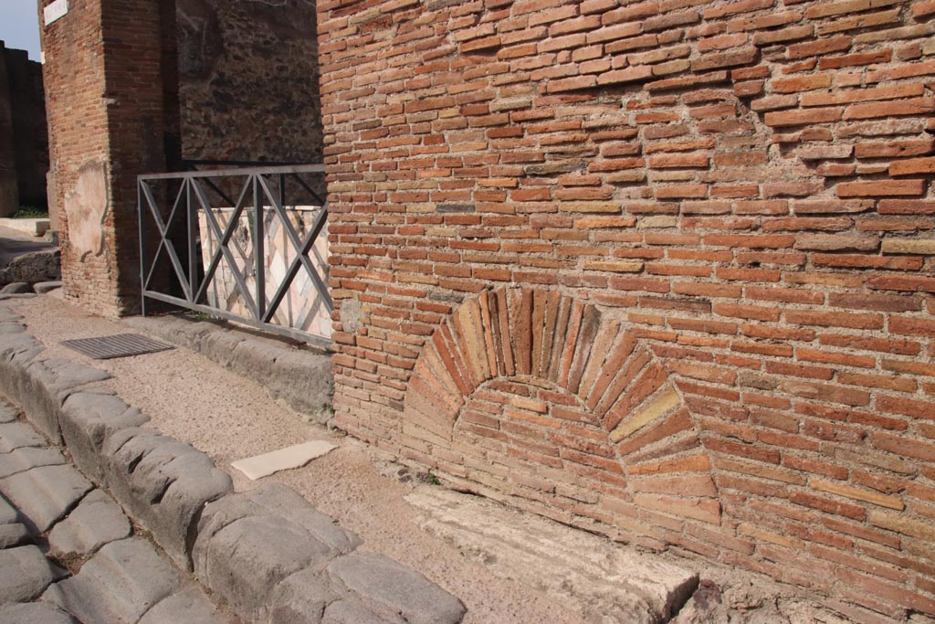 VII.2.33 Pompeii. December 2007. Upper wall to right of entrance on Via degli Augustali.