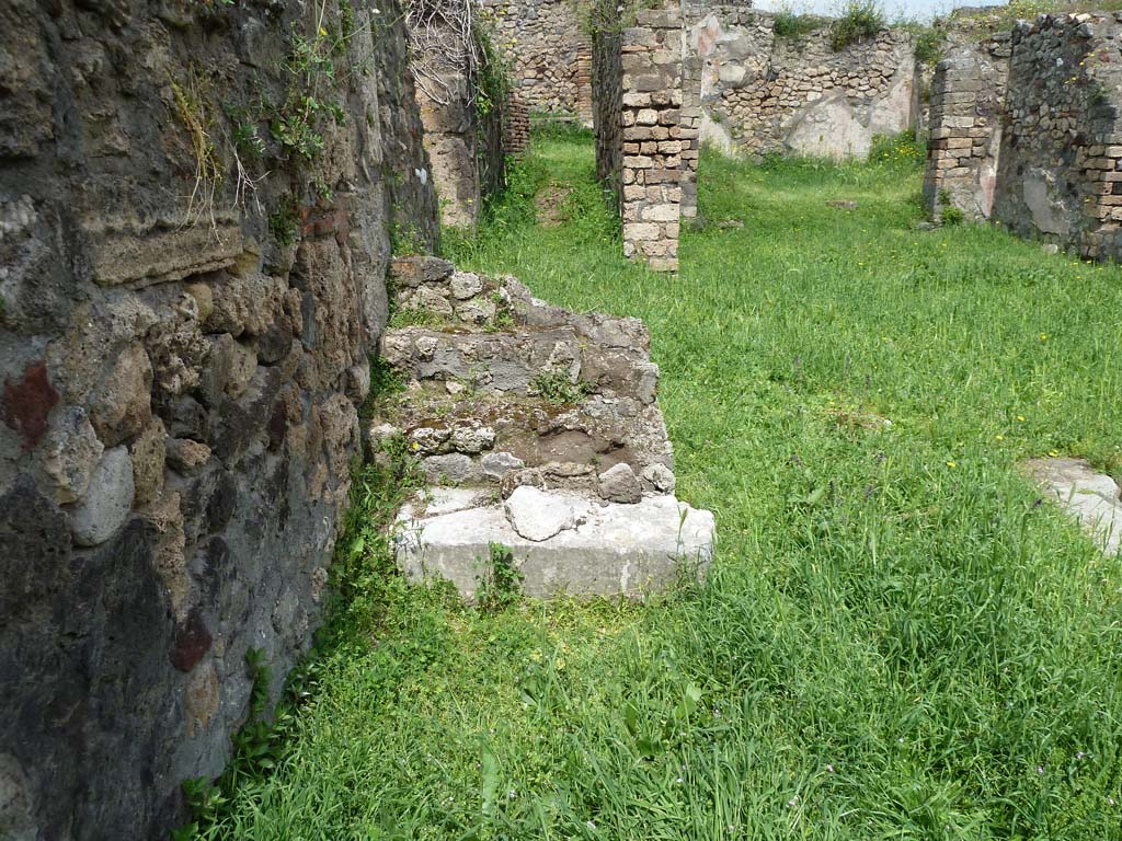 VII.2.35 Pompeii. May 2010. West side of atrium, looking north past steps to corridor to VII.2.27 and tablinum.