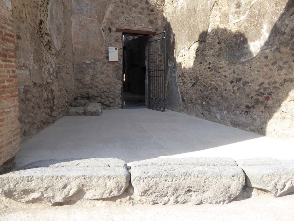 VII.2.44 Pompeii. September 2018. Looking north across doorway threshold.
Foto Annette Haug, ERC Grant 681269 DÉCOR.
