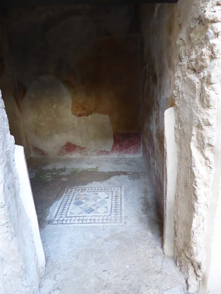 VII.2.45 Pompeii. September 2018. 
Looking east through doorway of cubiculum in centre of east side of atrium.
Foto Annette Haug, ERC Grant 681269 DÉCOR.
