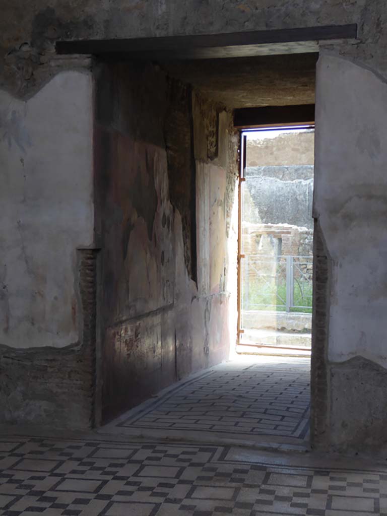 VII.2.45 Pompeii. September 2018. Looking south from atrium along entrance corridor/fauces.
Foto Annette Haug, ERC Grant 681269 DÉCOR.
