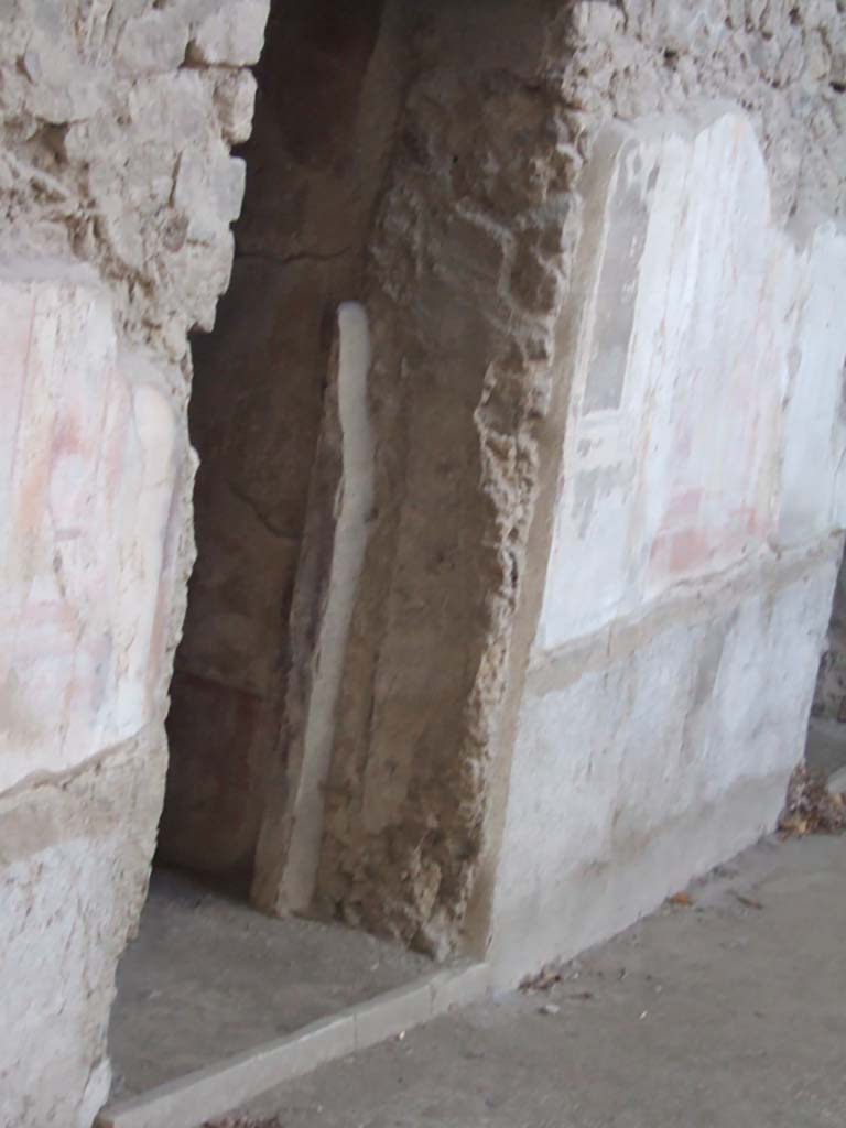 VII.2.45 Pompeii. September 2005. Doorway to cubiculum, the middle doorway on west side of atrium.