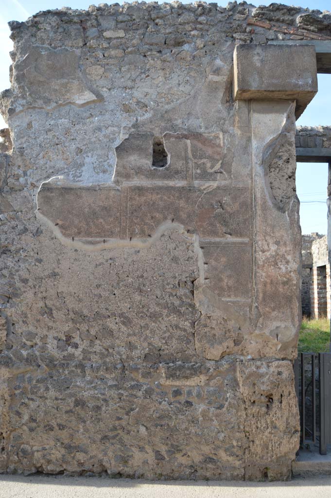 VII.2.51 Pompeii, March 2019. Detail of front façade on west side of entrance doorway.
Foto Taylor Lauritsen, ERC Grant 681269 DÉCOR.
