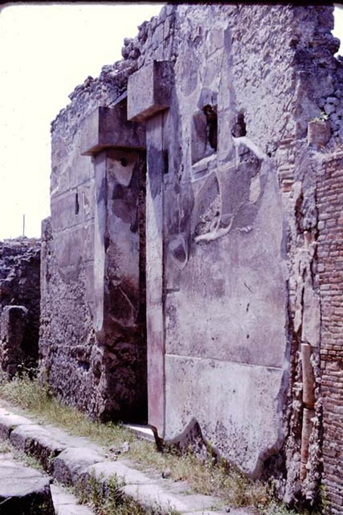 VII.2.51 Pompeii. 1964. Entrance doorway, looking west.   Photo by Stanley A. Jashemski.
Source: The Wilhelmina and Stanley A. Jashemski archive in the University of Maryland Library, Special Collections (See collection page) and made available under the Creative Commons Attribution-Non Commercial License v.4. See Licence and use details.
J64f1069

