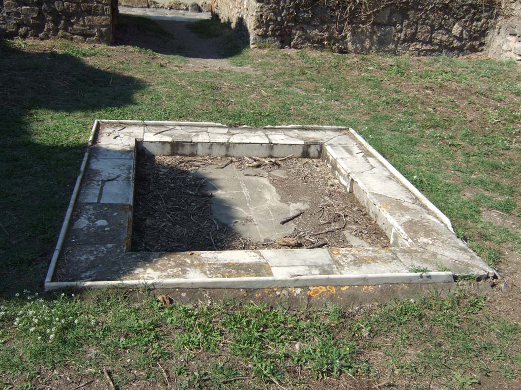 VII.3.6 Pompeii. October 2020. Doorway to cubiculum on east side of atrium. At the rear is a doorway to the triclinium.
Photo courtesy of Klaus Heese.
