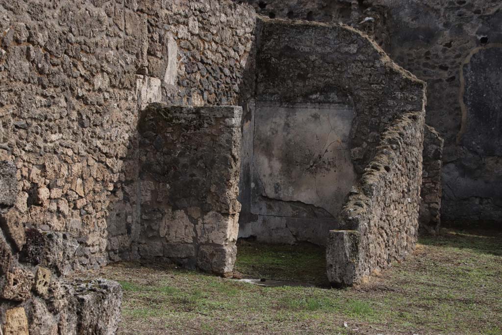 VII.3.6 Pompeii. December 2006. On the left can be seen the window from the triclinium. 
The aedicula lararium is against the south wall of the garden.
According to Fiorelli, eight fugitives perished and were found in the triclinium.
