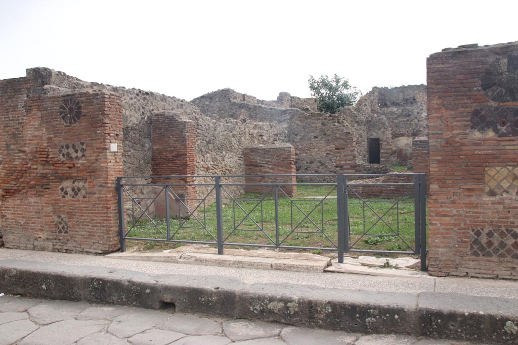 VII.3.8, Pompeii. December 2018. Looking south on Via della Fortuna towards entrance. Photo courtesy of Aude Durand.