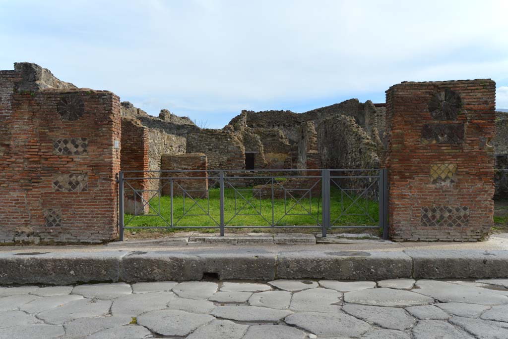 VII.3.8 Pompeii. December 2005. Entrance and shop area “l”(L) immediately behind.